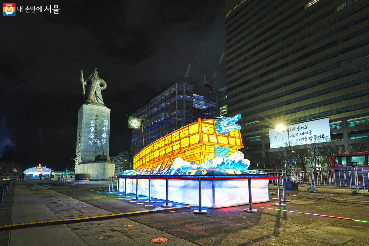 '이순신 불멸의 혼'. 이순신 장군 동상앞에 세워진 7m 길이의 대형 한지 거북선 ©김주연