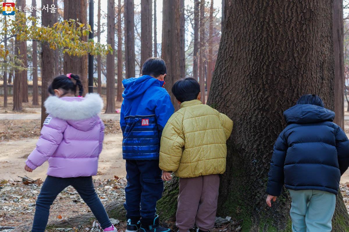 키즈카페를 찾은 어린이집 친구들이 나무를 관찰하고 있다. ©유서경