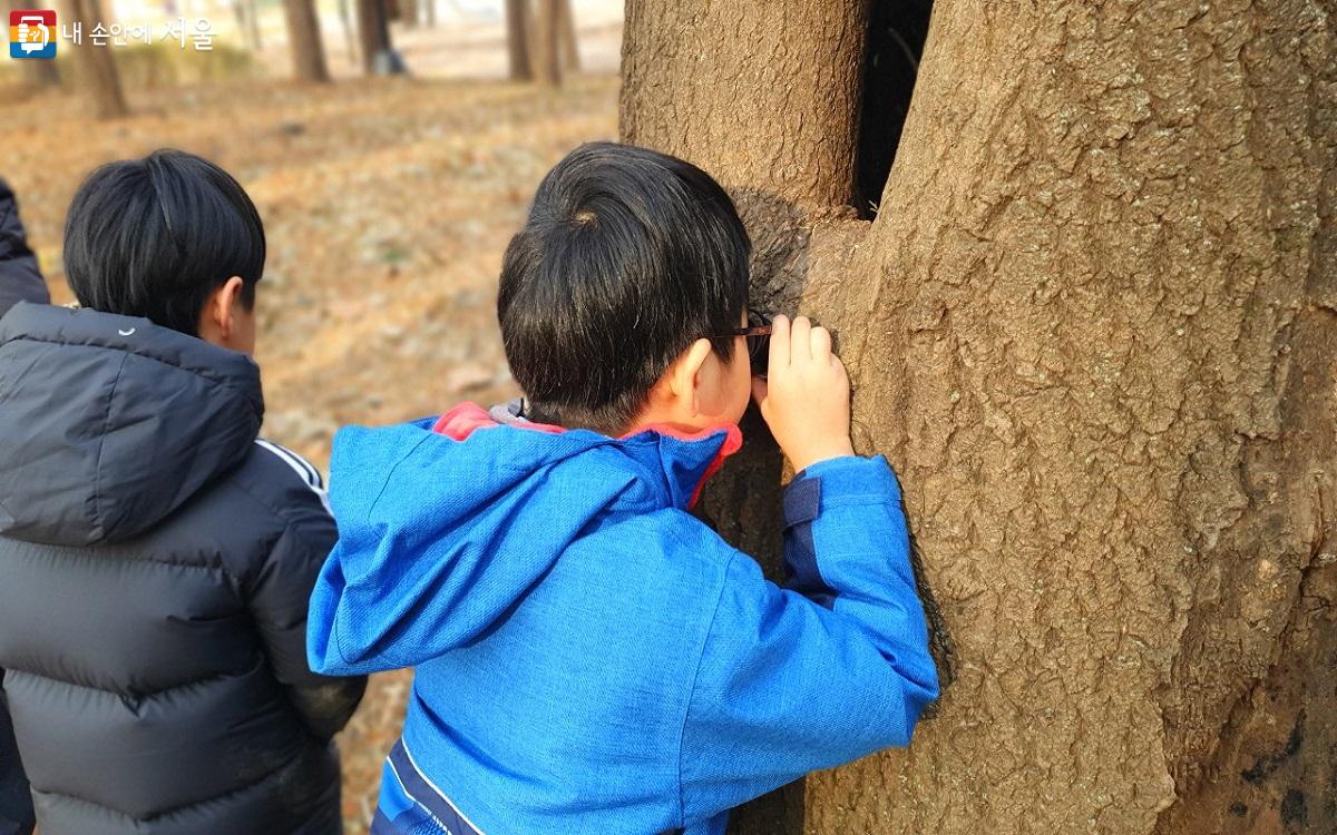 공원형 키즈카페 바로 앞 숲에서 자연물을 찾으며 관찰 중인 아이들 ©엄윤주