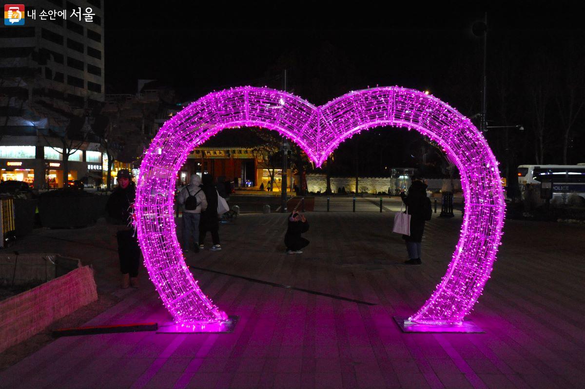 서울빛초롱축제의 전시 작품 <하트 오브 서울>은 인기 있는 포토존이다. ⓒ조수봉