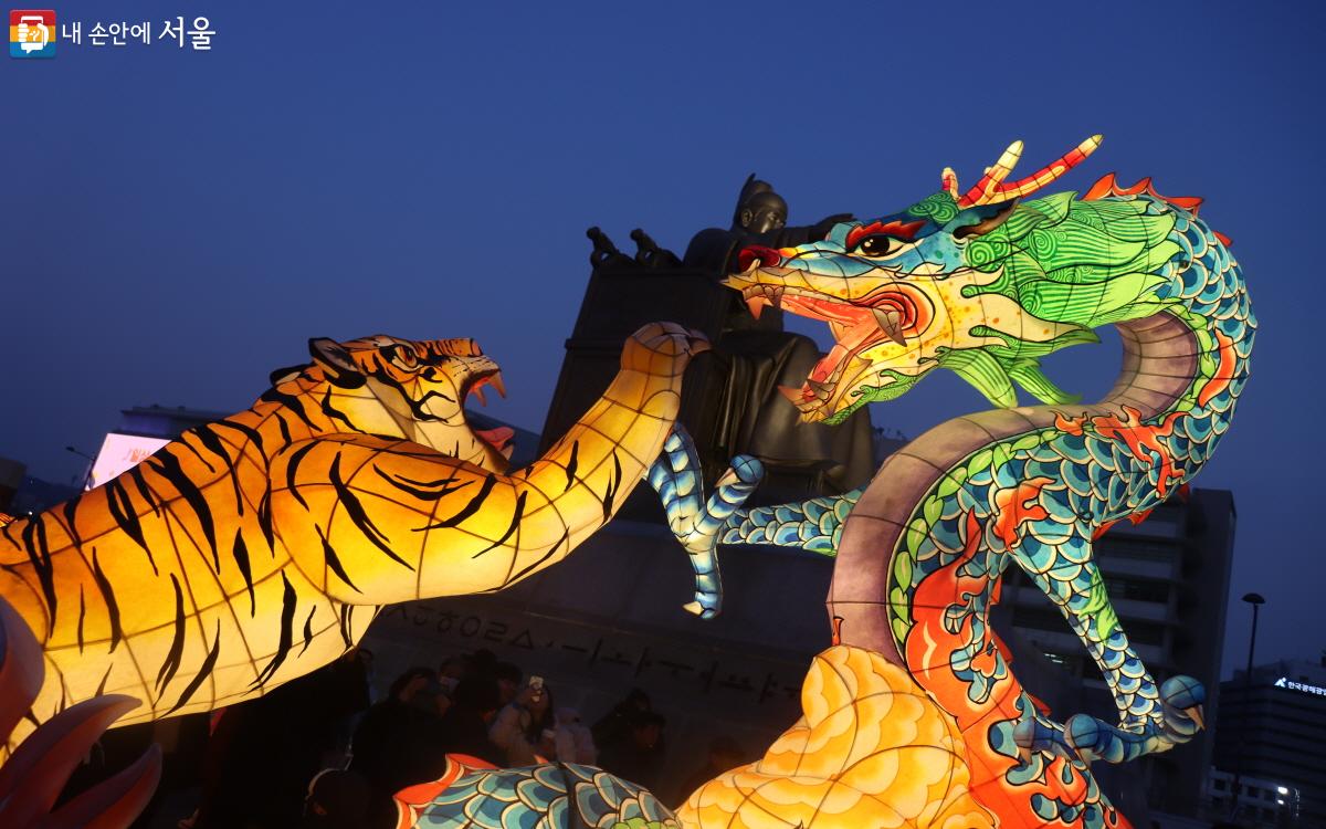서울 빛초롱 축제에 전시된 용과 호랑이, 용호상박 ⓒ조수연