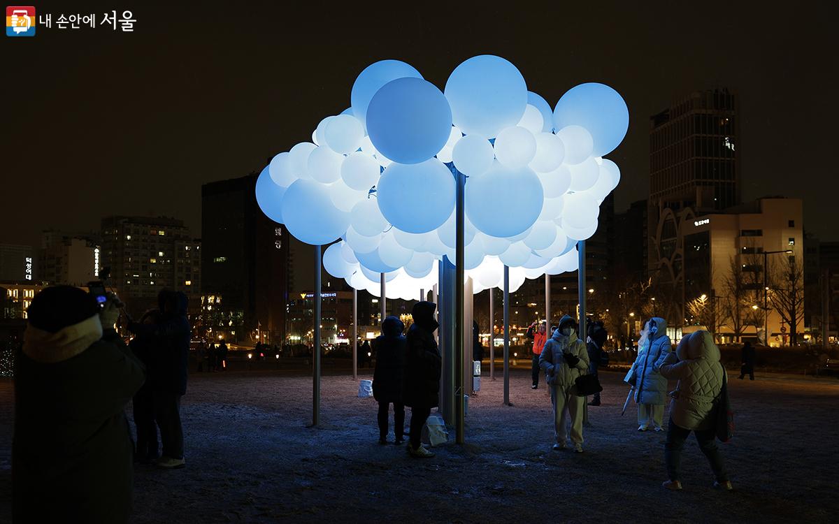 시시각각 색이 변하는 흰구름 조형물(빛의 산책) 앞에서 사진을 찍으며 '2023 송현동 솔빛축제'에서의 추억을 남겨보는 시민들 ⓒ김아름