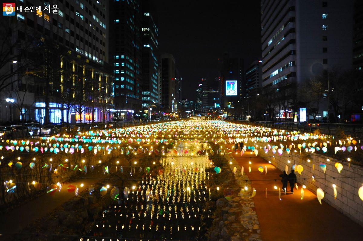 청계천 모전교부터 광교까지 길게 불을 밝힌 서울빛초롱축제의 작품 <화이트 드래곤> ⓒ조수봉