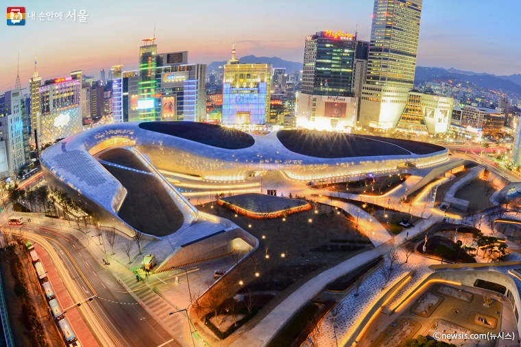 서울시는 12월 30일~2024년 1월 1일 세계 최초 인플루언서 박람회 ‘서울콘’을 진행한다.