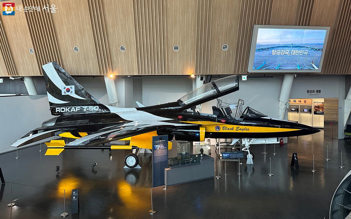 대한민국 공군의 특수비행팀 블랙이글스(T-50B)는 항공박물관 1층에 있다. ©이수정