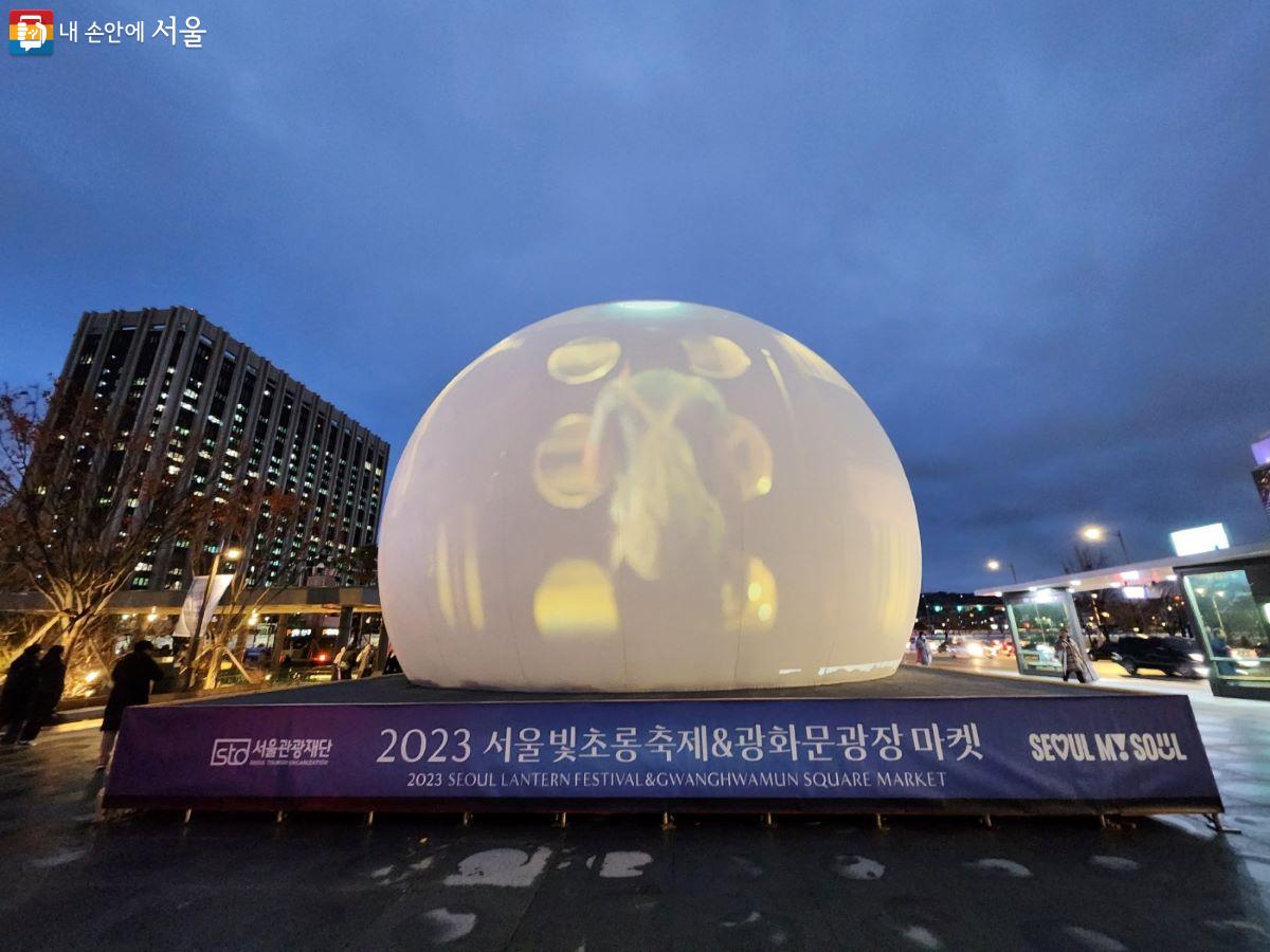 '화이트홀'은 2023 서울빛초롱축제의 키워드인 백야의 주제를 표현하는 미디어아트 작품이다. ©윤혜숙