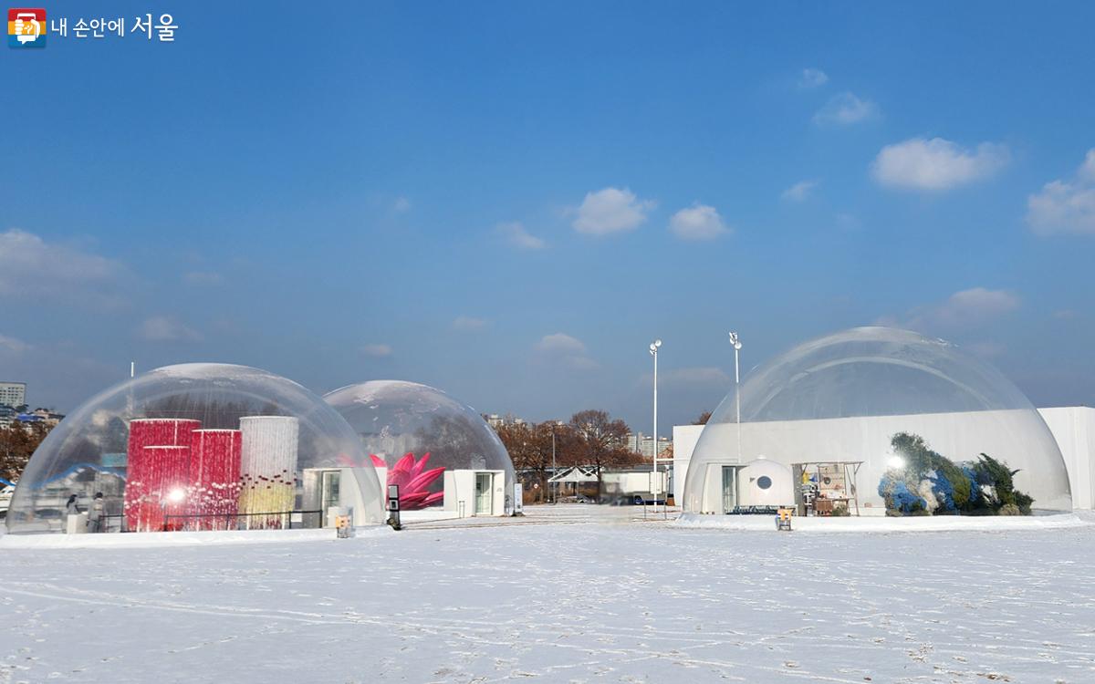'2023 공공미술 수변갤러리 프로젝트 싱싱겨울' 전시장. 나무동(좌), 꽃동(중앙), 정원동(우)으로 구성되었다. ⓒ김미선