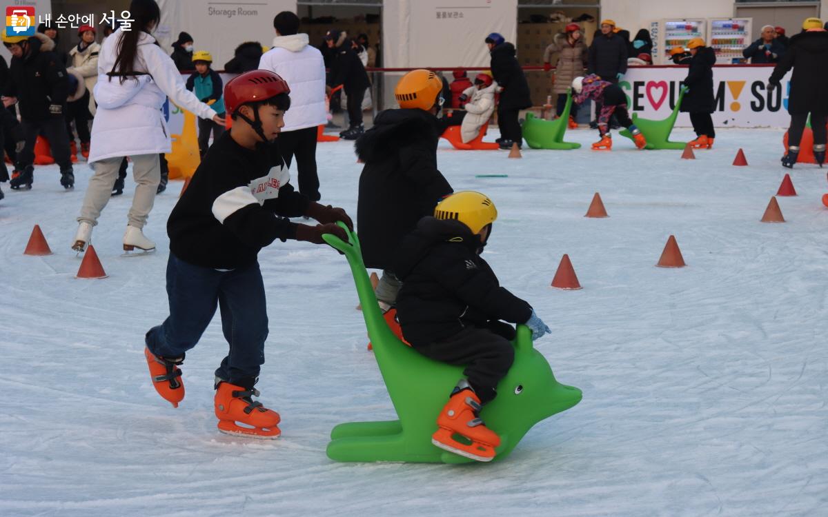 서울광장 스케이트장이 지난 12월 22일 문을 열었다. ⓒ조수연