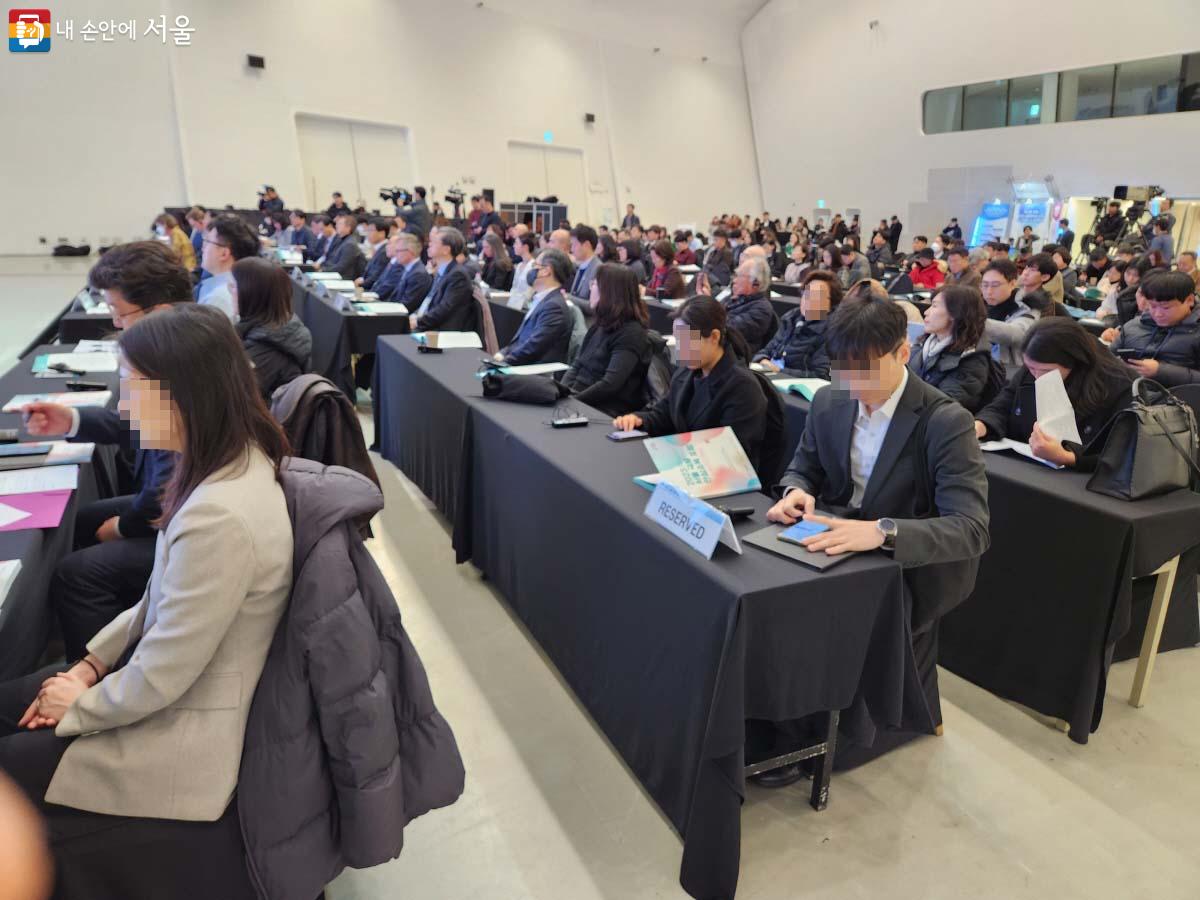 '서울 국제 안심소득 포럼' 참석자들이 연사들의 발표를 경청하고 있다. ©조시승