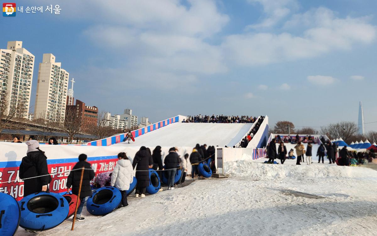 뚝섬한강공원 눈썰매장을 찾은 시민들이 눈썰매를 타며 즐거운 시간을 보내고 있다. ©김미선