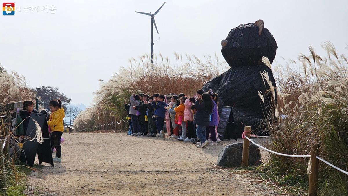 야외조각전 기간에는 많은 사람들이 하늘공원을 찾았다. ©최용수