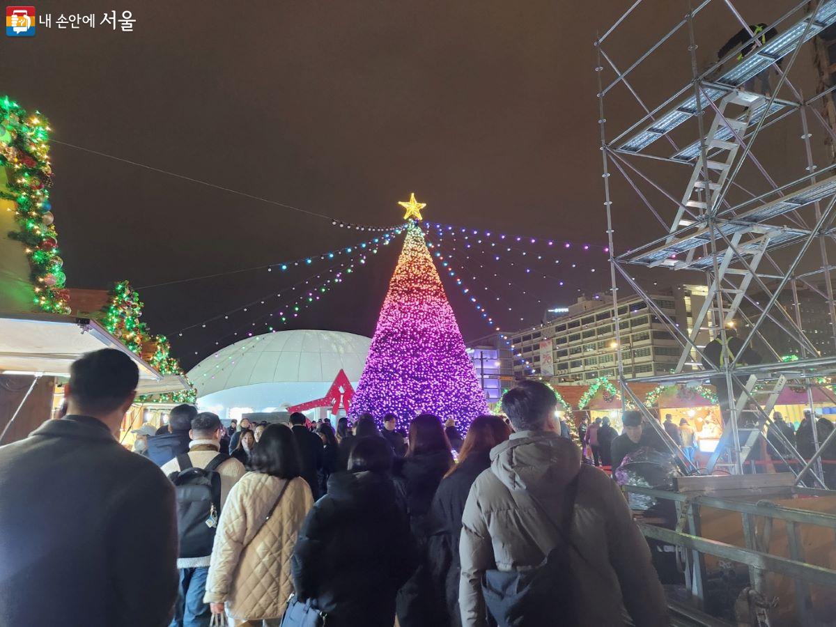 2023 서울빛초롱축제 & 광화문광장 마켓이 열리고 있는 광화문광장에 인파로 가득하다. ©윤혜숙