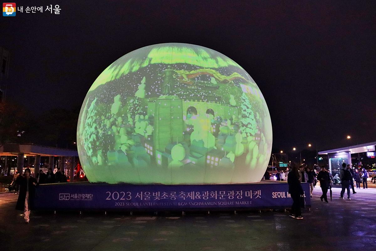 도심을 환하게 물들이는 다채로운 조형물들이 광화문광장을 화려하게 장식하고 있는 서울빛초롱축제 ©정향선