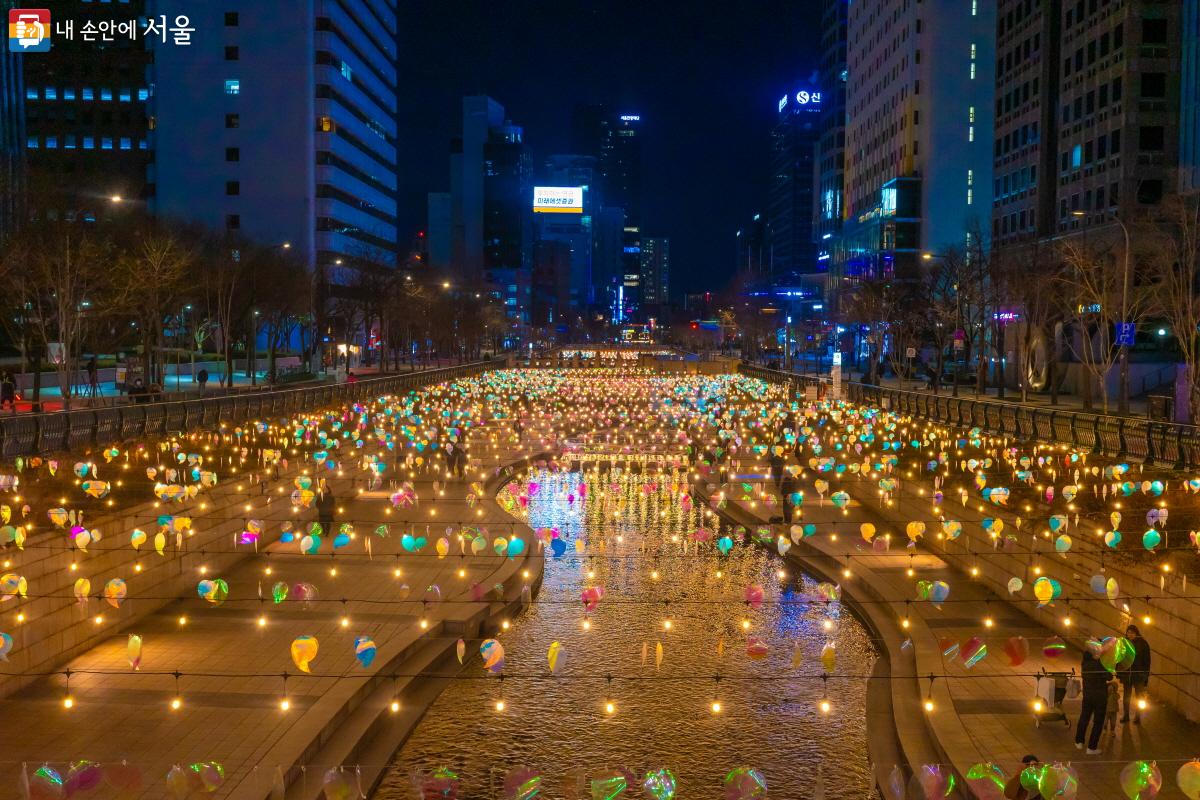 화려한 빛으로 감싸진 '화이트 드래곤' ©이병문