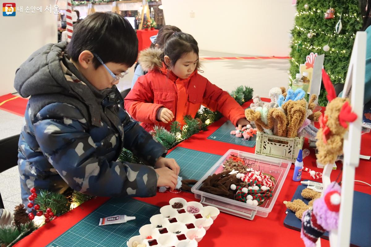 루돌프 모루인형을 만들고 있는 어린이들 ⓒ정향선