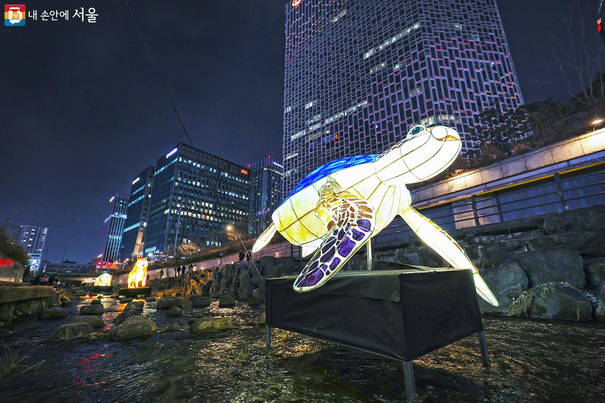 다양하고 아름다운 빛 조형물 어느 한 작품도 놓칠 수 없었던 '2023 서울빛초롱축제' ©김주연