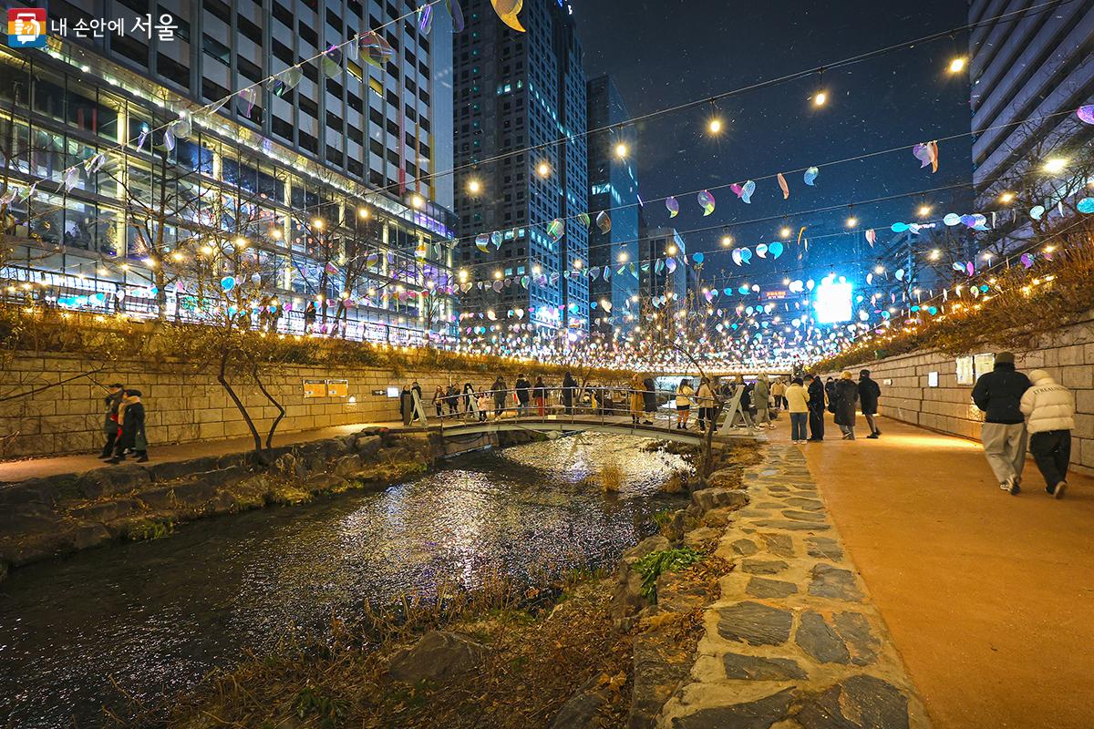 쌀쌀한 겨울 날씨 속 눈발이 날린 '2023 서울빛초롱축제' 개막식 ©김주연