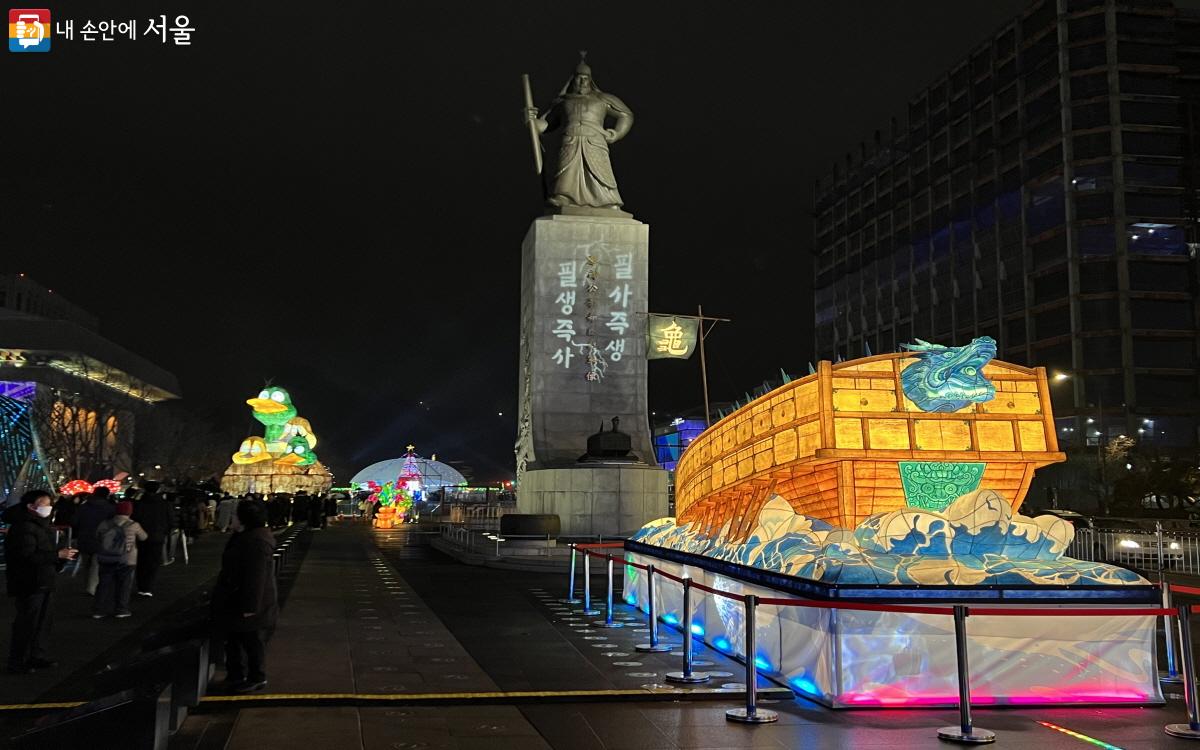 이순신 동상이 있는 곳부터 광화문 월대까지, 광화문에는 각양각색의 빛초롱과 미디어아트, 설치물들이 즐비하다. ⓒ박지영