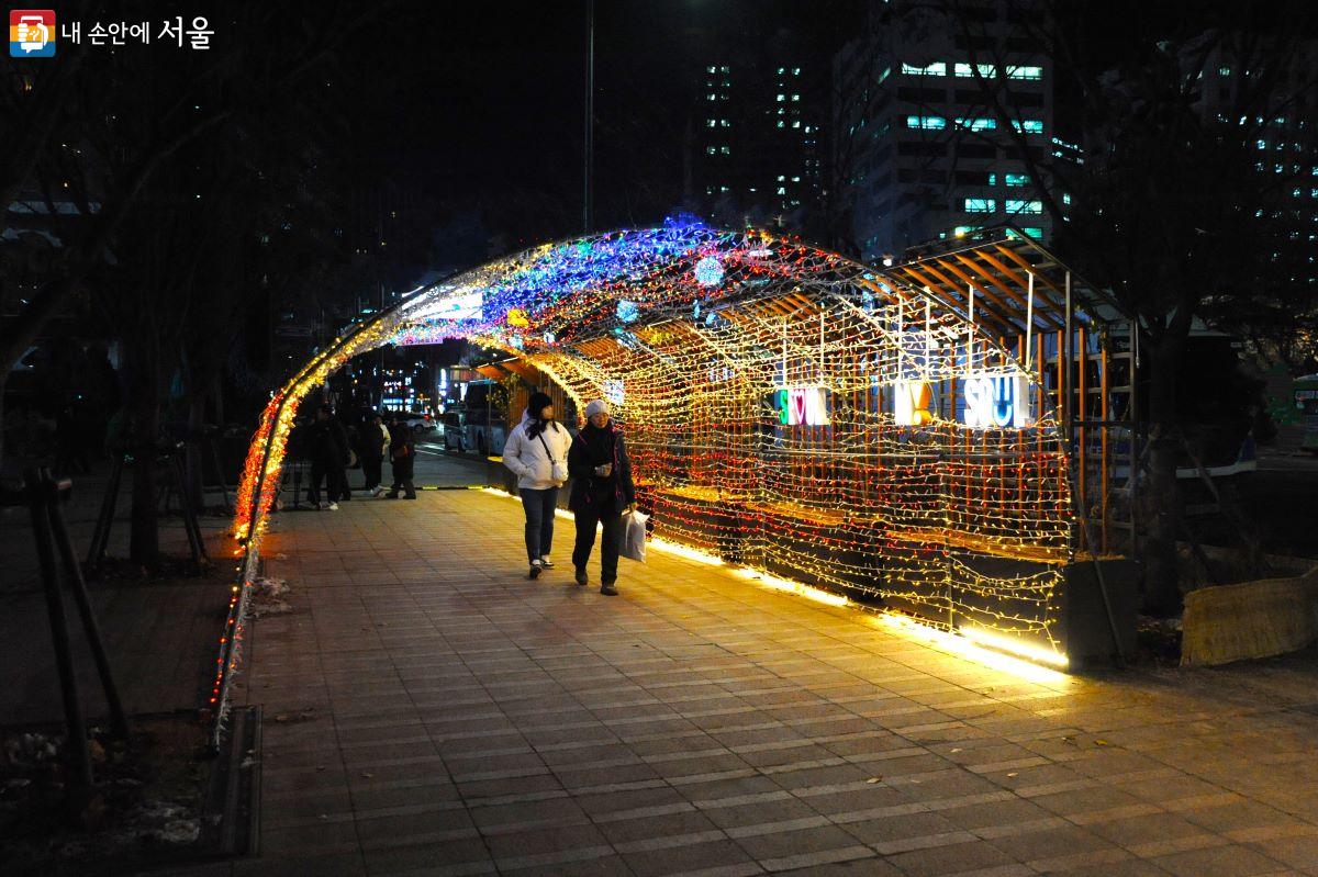 ‘서울 광장숲’에 세워진 빛의 터널을 지나는 시민들 ⓒ조수봉