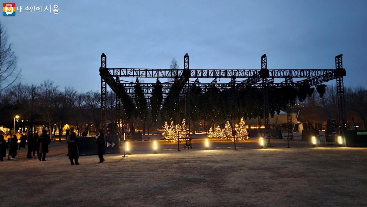 서울숲 가족마당에 ‘겨울빛, 윈터라이트’ 전시장이 설치돼 있다. ©이선미 