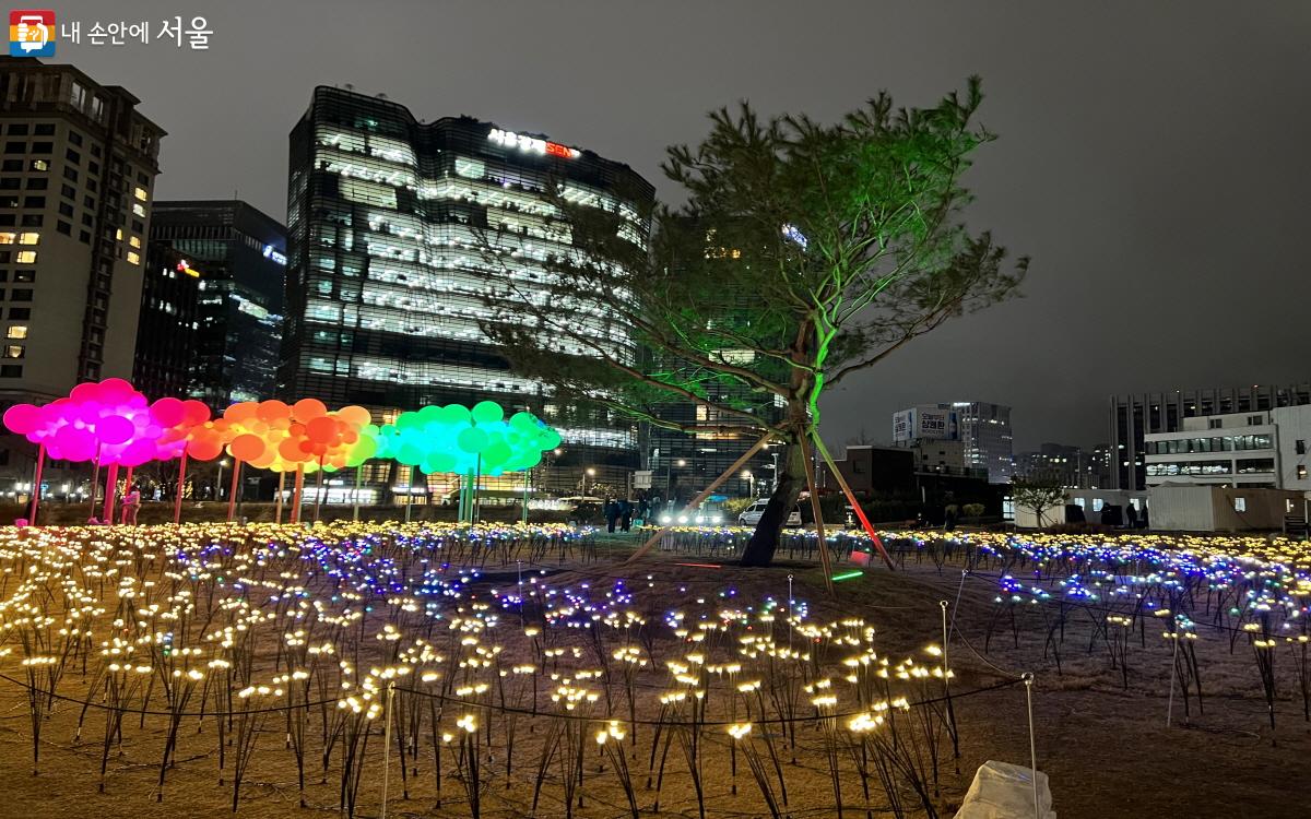 주변 산과 건축물과 어우러져 이국적이면서도 편안해 담소를 나누며 돌아보기 좋다. ⓒ박지영