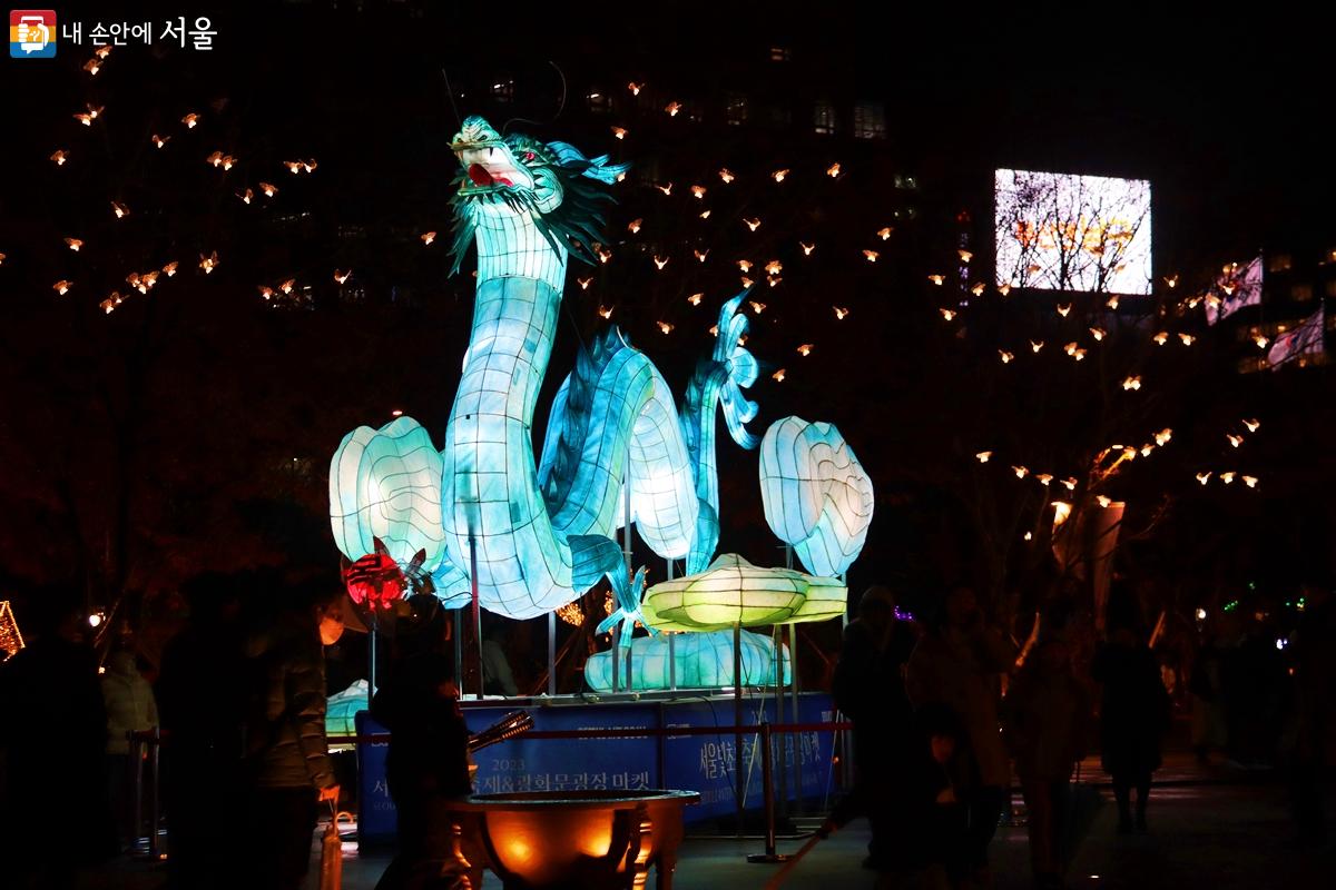 2024년 '용의 해'를 맞아 광화문광장에 10m 길이의 대형 청룡 한지 등(燈)을 선보였다. ©정향선