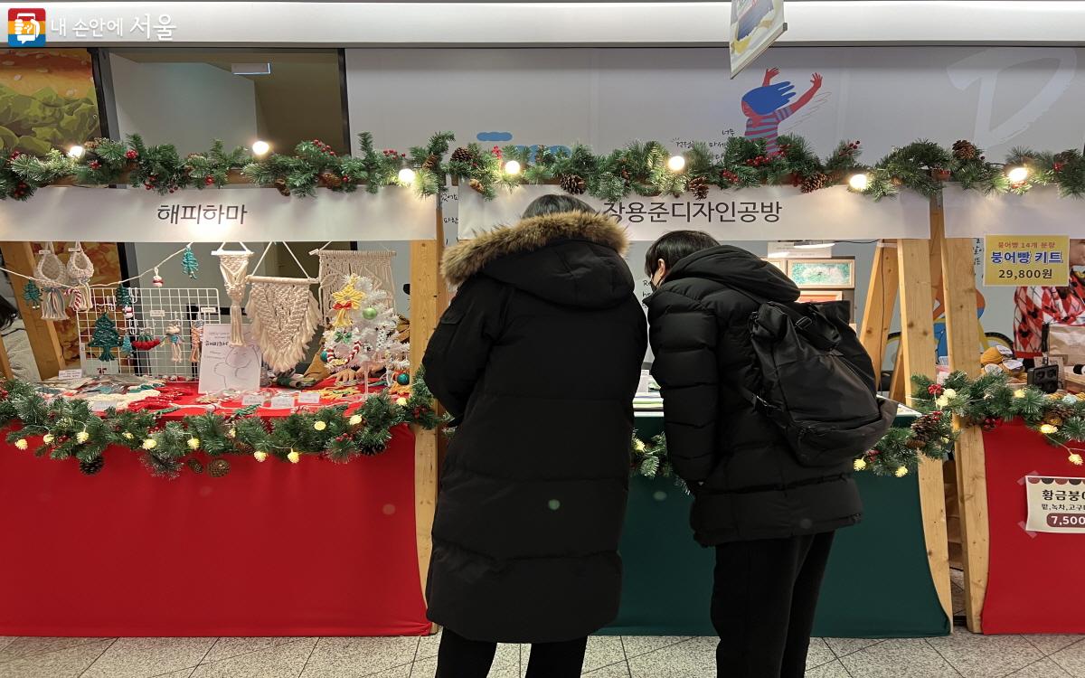 크리스마스 마켓을 구경하는 시민들. 예쁜 소품들이 많았다. ⓒ박지영