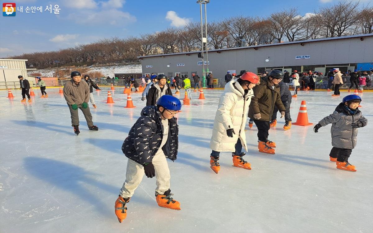 구로구 안양천 스케이트장에서 시민들이 스케이트를 즐기고 있다. Ⓒ홍지영  