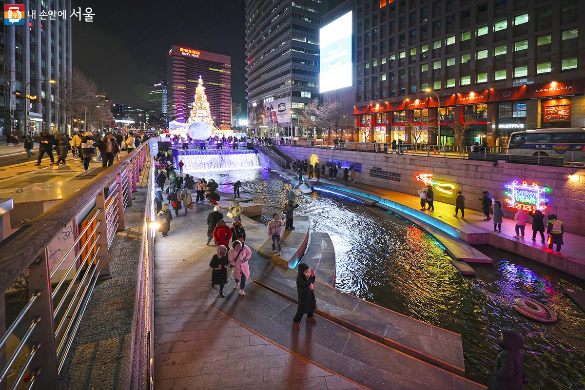 '2023 빛초롱축제'를 감상하기 위해 청계천을 찾은 시민들의 모습 ©김주연