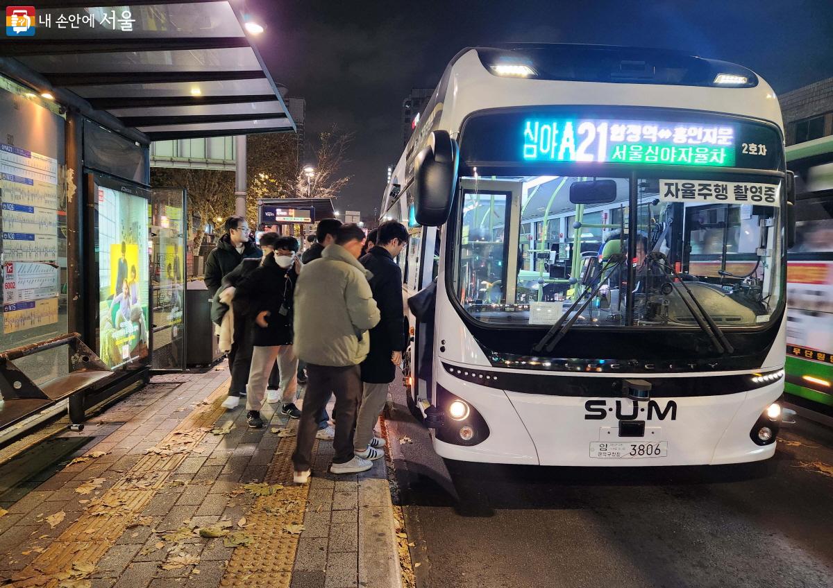 동대문(흥인지문)역에서 승객들이 '심야 A21' 자율주행버스에 승차하고 있다. ⓒ조시승