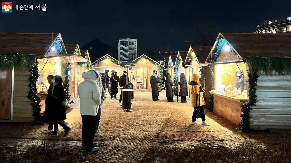 매서운 영하 10도의 날씨, 따뜻한 차 한잔 생각나, 송현광장 마켓에 들렸다. 붕어빵이 특히 맛있다. ⓒ이준엽