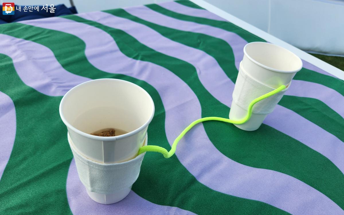 컵과 컵은 친밀함의 거리 45센티미터 끈으로 연결되어 있다. ⓒ김미선