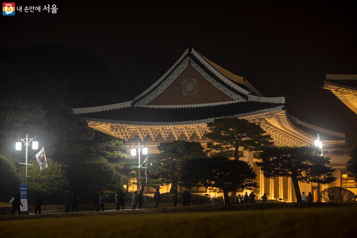 많은 사진작가들이 본관을 관람하기 전 멋진 청와대 본관의 건축미를 사진에 담는 스팟 ⓒ임중빈