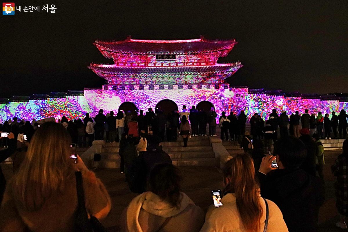 특별한 순간은 역사적인 감동을 선사하며 참석한 이들을 황홀하게 만들고 있다. ©정향선