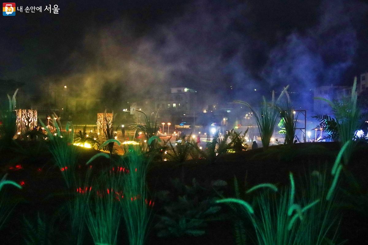 110년 만에 개방된 열린송현녹지광장에서 올해 첫 회를 맞이하는 빛 축제 '2023 송현동 솔빛축제'가 열리고 있다. ©정향선
