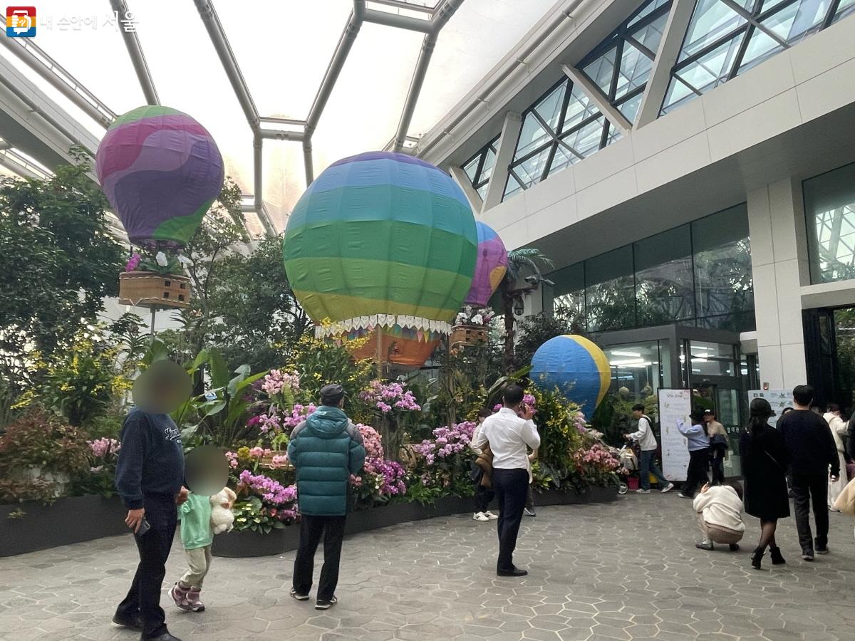 화사한 색감의 난초 꽃밭 위로 열기구 조형물이 띄워져 관람객들의 시선을 사로잡는다. ©이정민