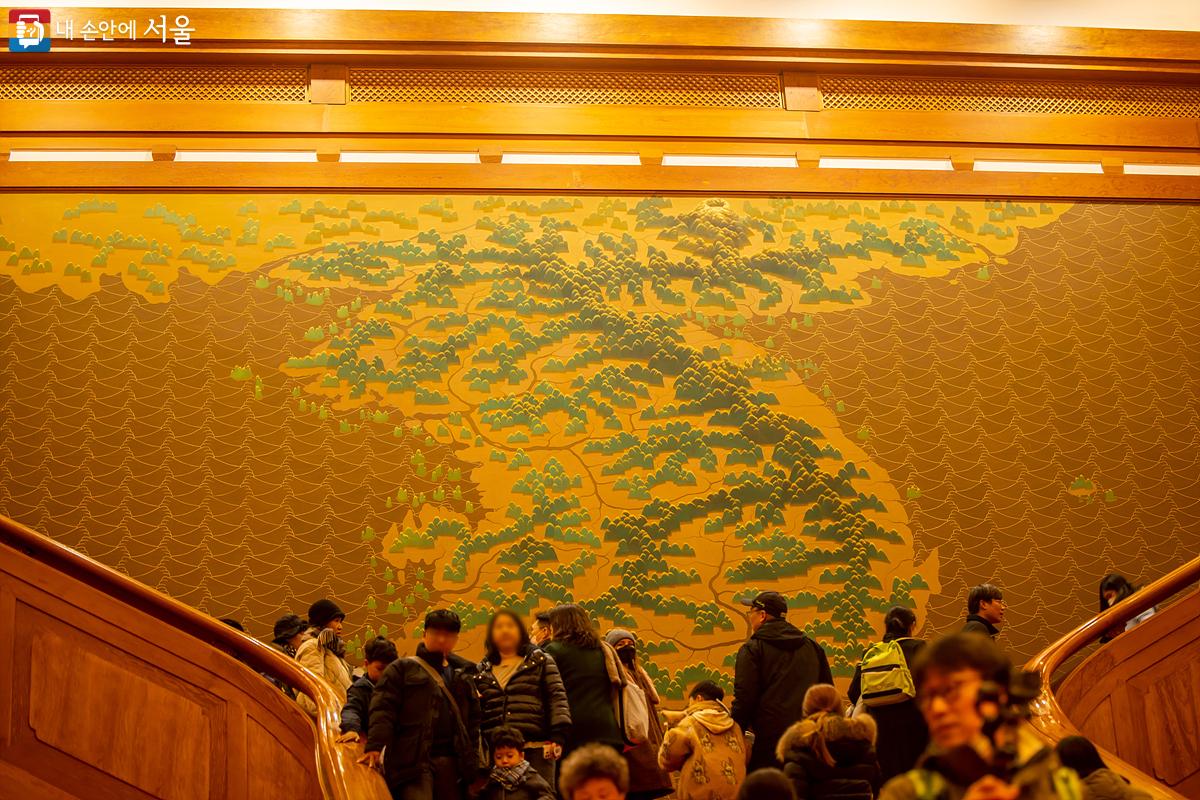중앙 계단에서 2층으로 올라가는 벽면에 우리나라의 아름다운 지도가 벽화로 표현되어 있다. ⓒ임중빈