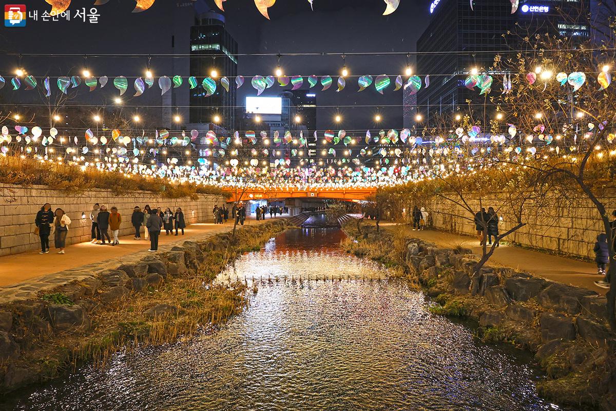 청계천을 따라 걸으며 감상하는 '2023 서울빛초롱축제' ©김주연