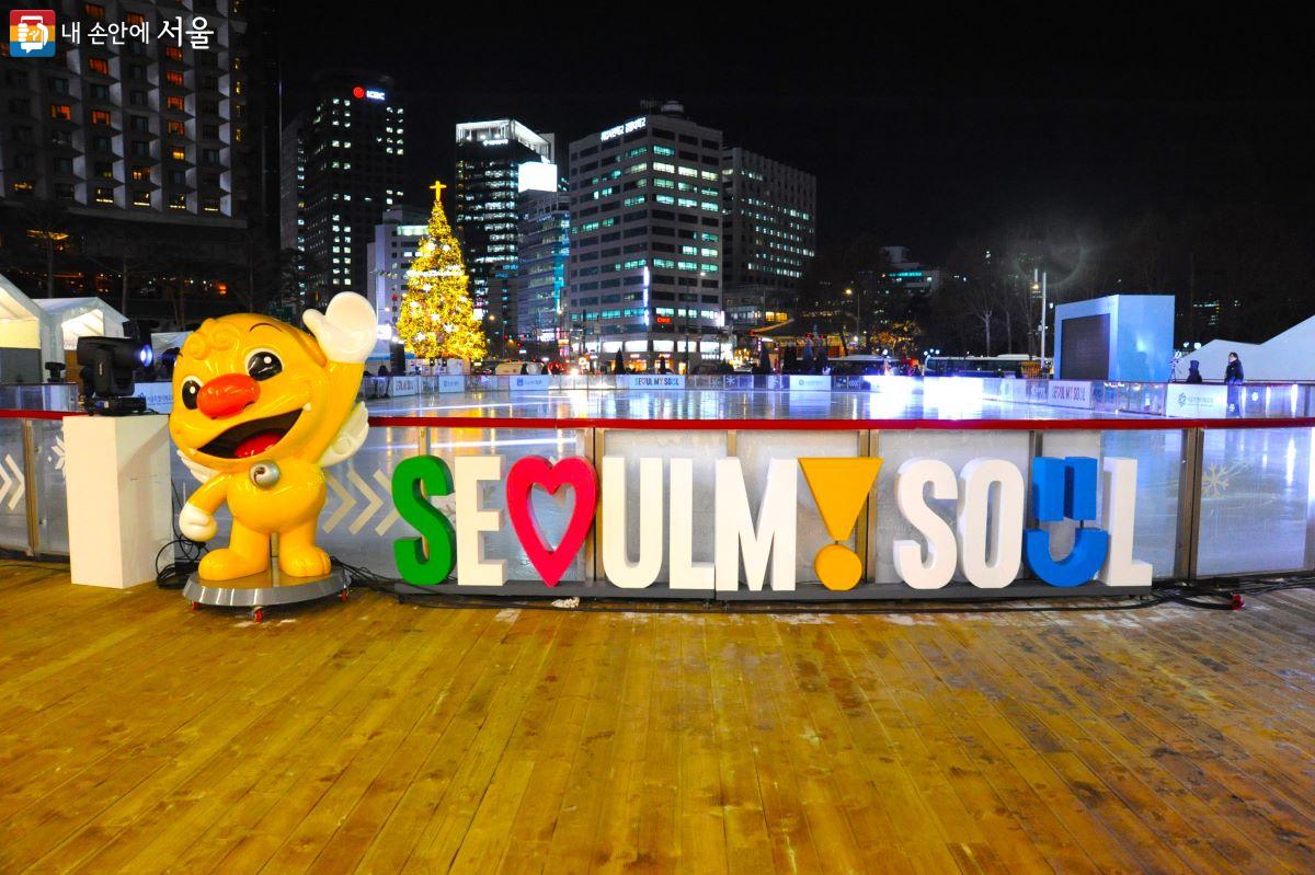 스케이트장 주 출입구 계단을 올라서면 서울시 도시브랜드와 해치를 만날 수 있다. ⓒ조수봉