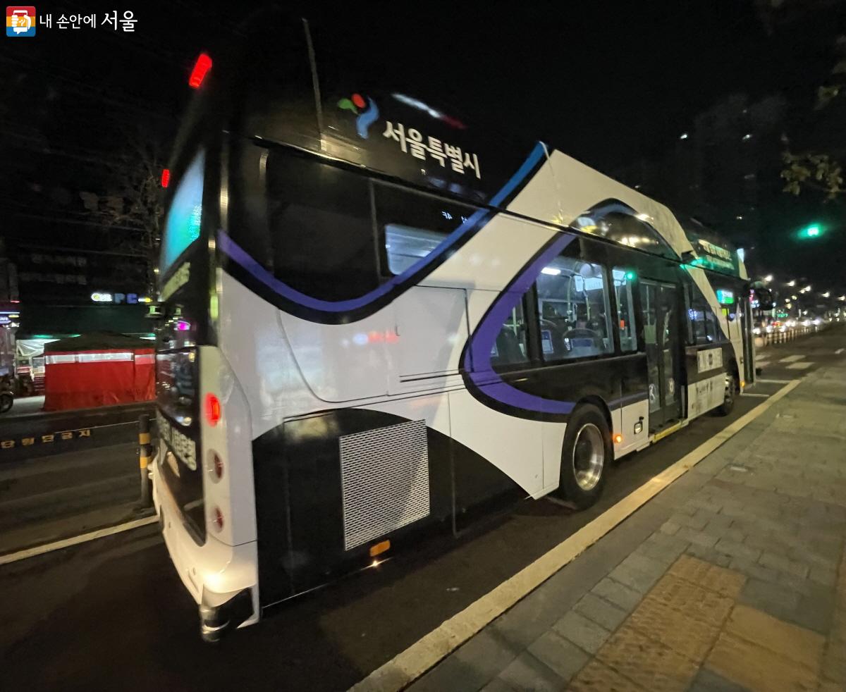 합정에서 출발한 심야 자율주행버스는 약 50분 만에 동대문역 정류장에 도착했다. ©이정민