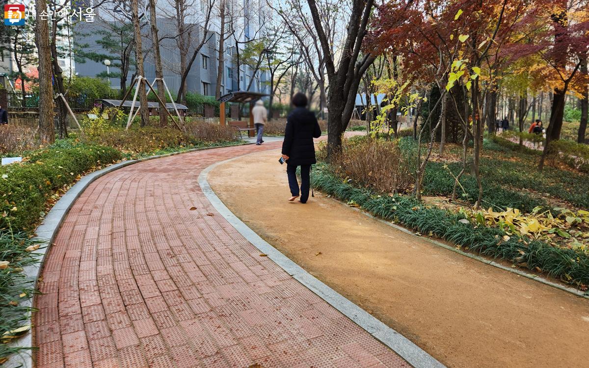 발바닥공원에는 황톳길과 지압길이 있다. ⓒ김미선