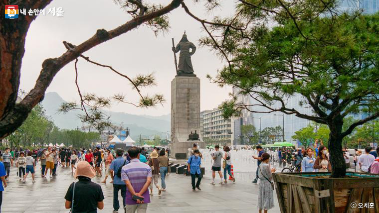 광화문광장을 지키고 있는 이순신장군 동상
