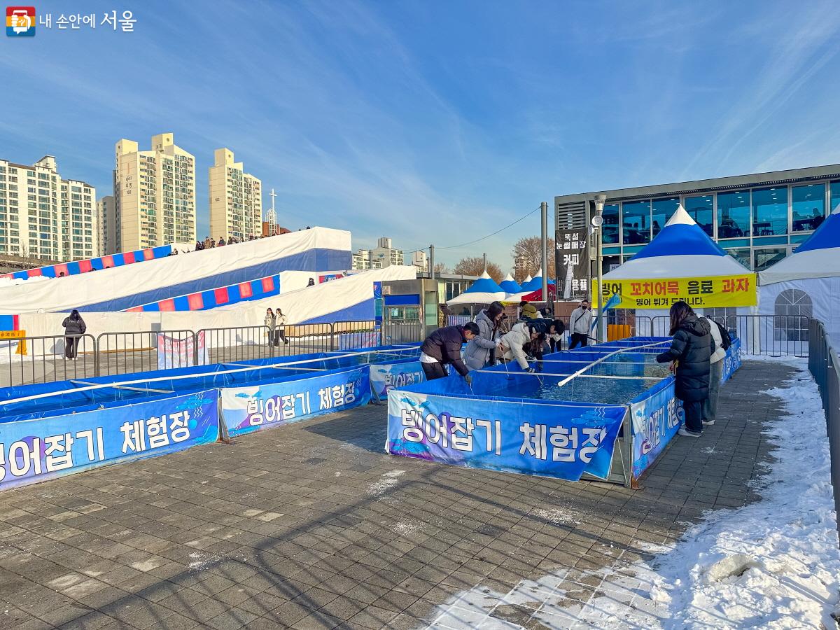 특히 아이들에게 인기 많은 빙어 잡기 체험장 ⓒ이병문