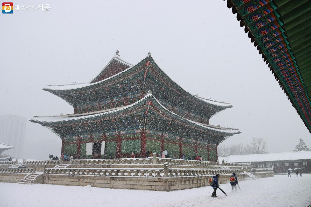 경복궁을 대표하는 근정전에 많은 관광객들이 모여 있다. ©정향선