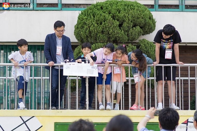 어린이들과 구령대에서 그들이 만든 상상안을 같이 이야기 나눴다.