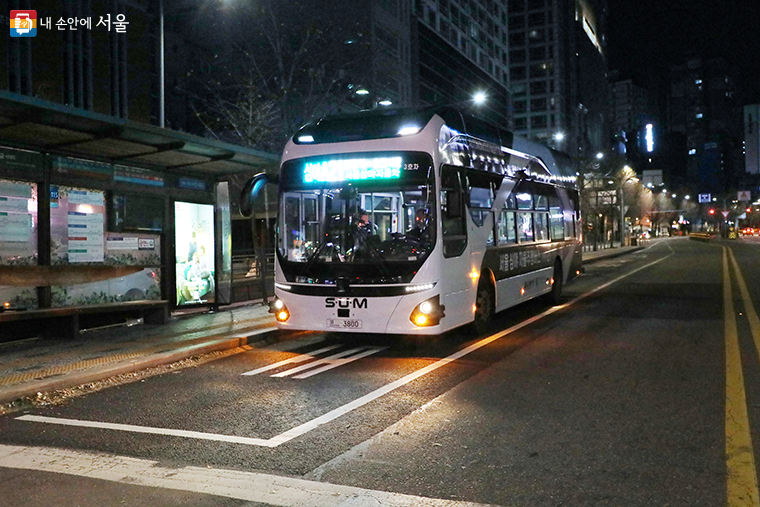 서울시는 지난 12월 4일 세계최초 ‘심야 자율주행버스’를 선보였다. 