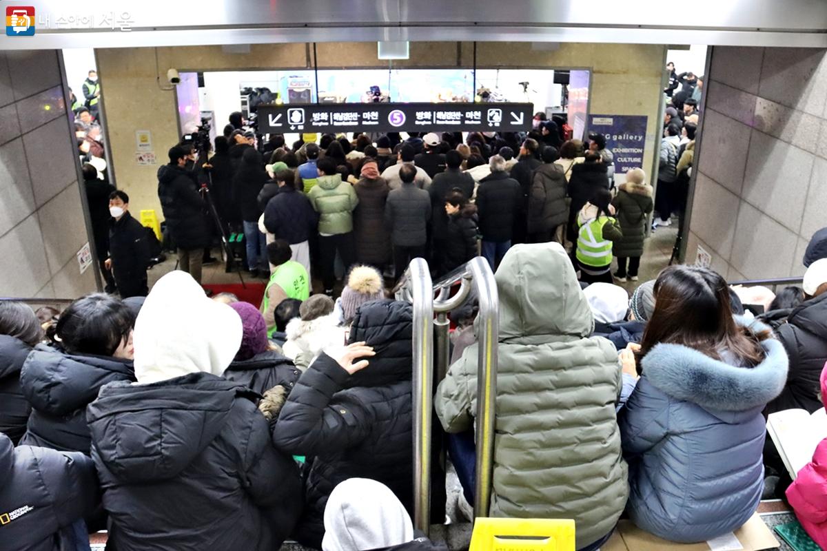 골든걸스의 공연을 보기 위해 광화문역에 모인 시민들 ©정향선