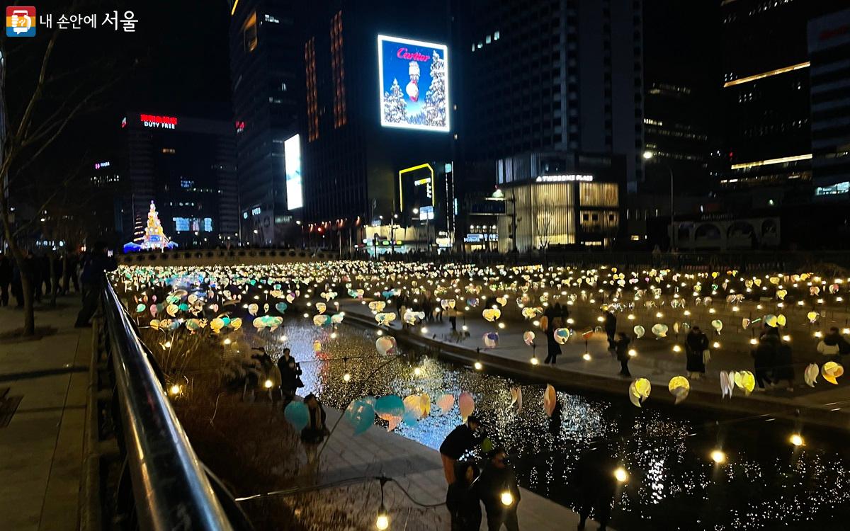 청계천을 따라 수놓은 화이트드래곤 ⓒ송수아