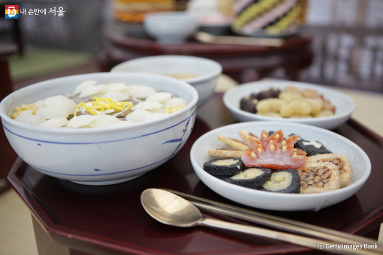 떡국은 한자로는 ‘탕병(湯餠)’이라고 했는데, 전통시대에도 새해를 대표하는 음식이다. 