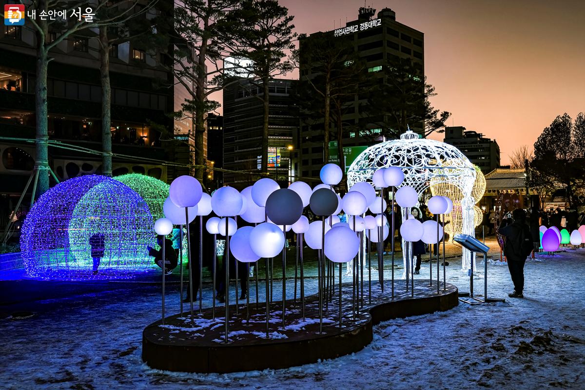 서울광장에 설치된 작품 중 가장 인상적이었던 작품 <사운드 볼> ⓒ 박우영